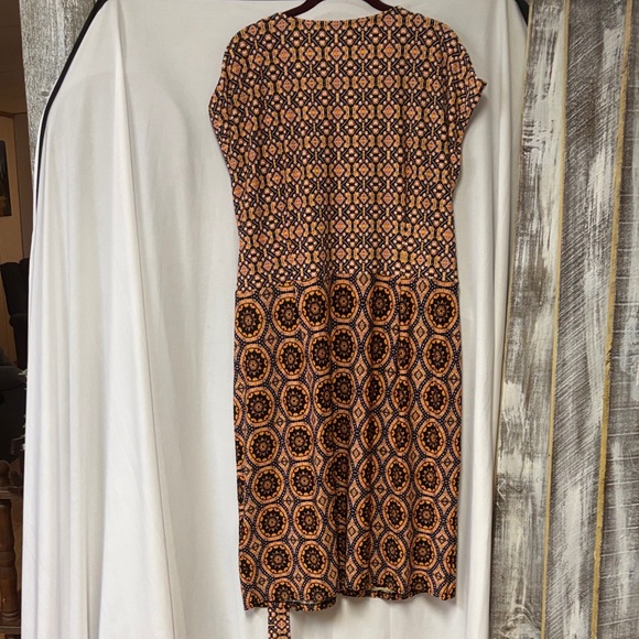 Elegant Women's Geometric Midi Dress - Black and Orange - Picture 6 of 6